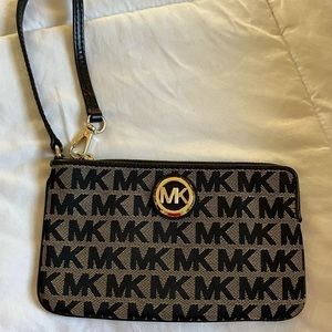 Micahael Kors wristlet wallet